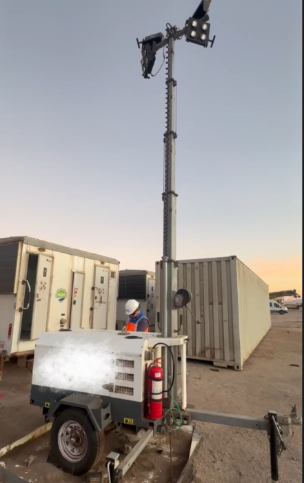 La torre de iluminación ha estado funcionando de manera segura durante un año y el cliente envió un video con comentarios positivos.